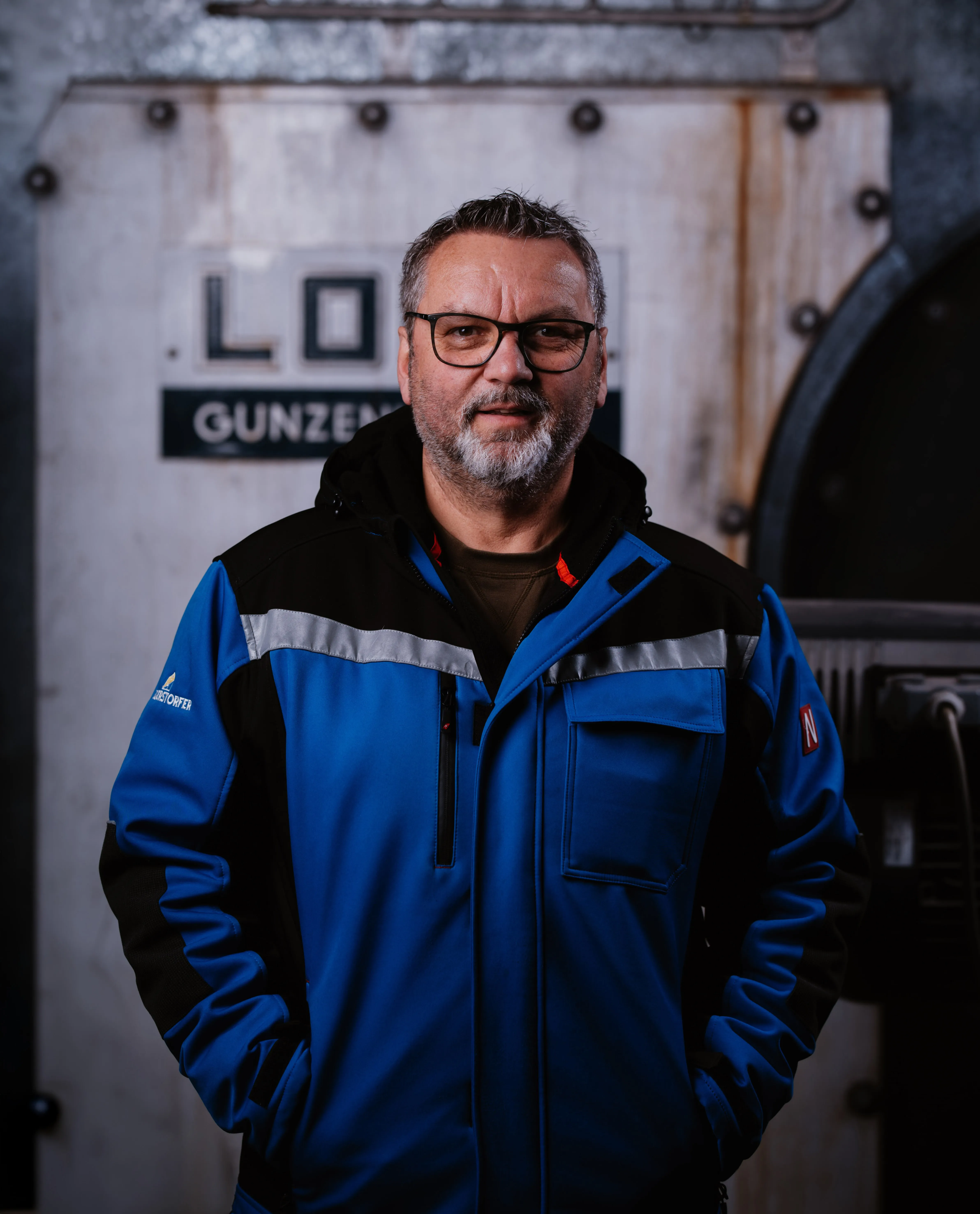 Professionelles Business Portrait — Mann in blauer Arbeitsjacke, Perlesreut