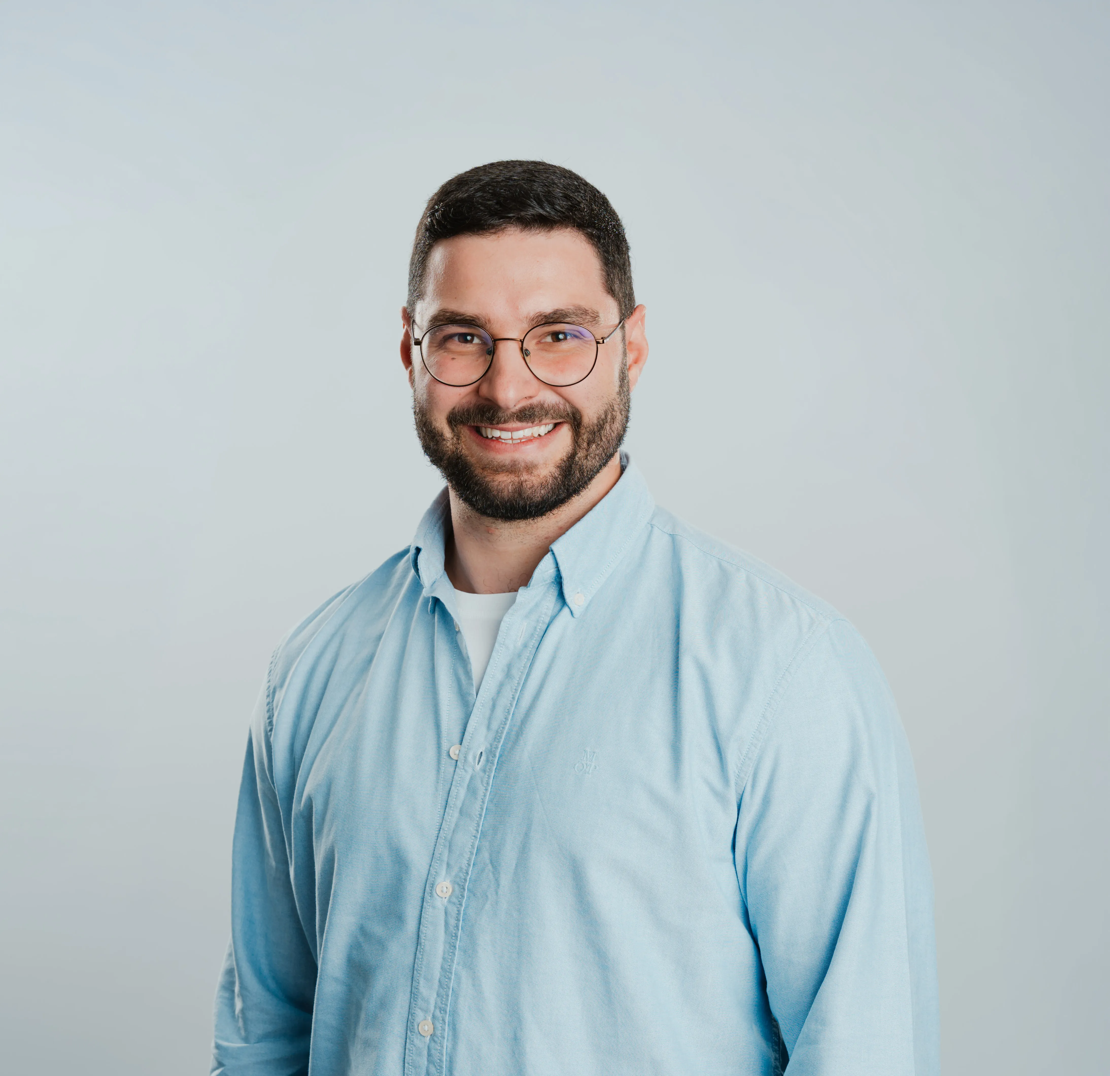 Professionelles Business Portrait — Mann mit Brille im blauen Hemd, Perlesreut
