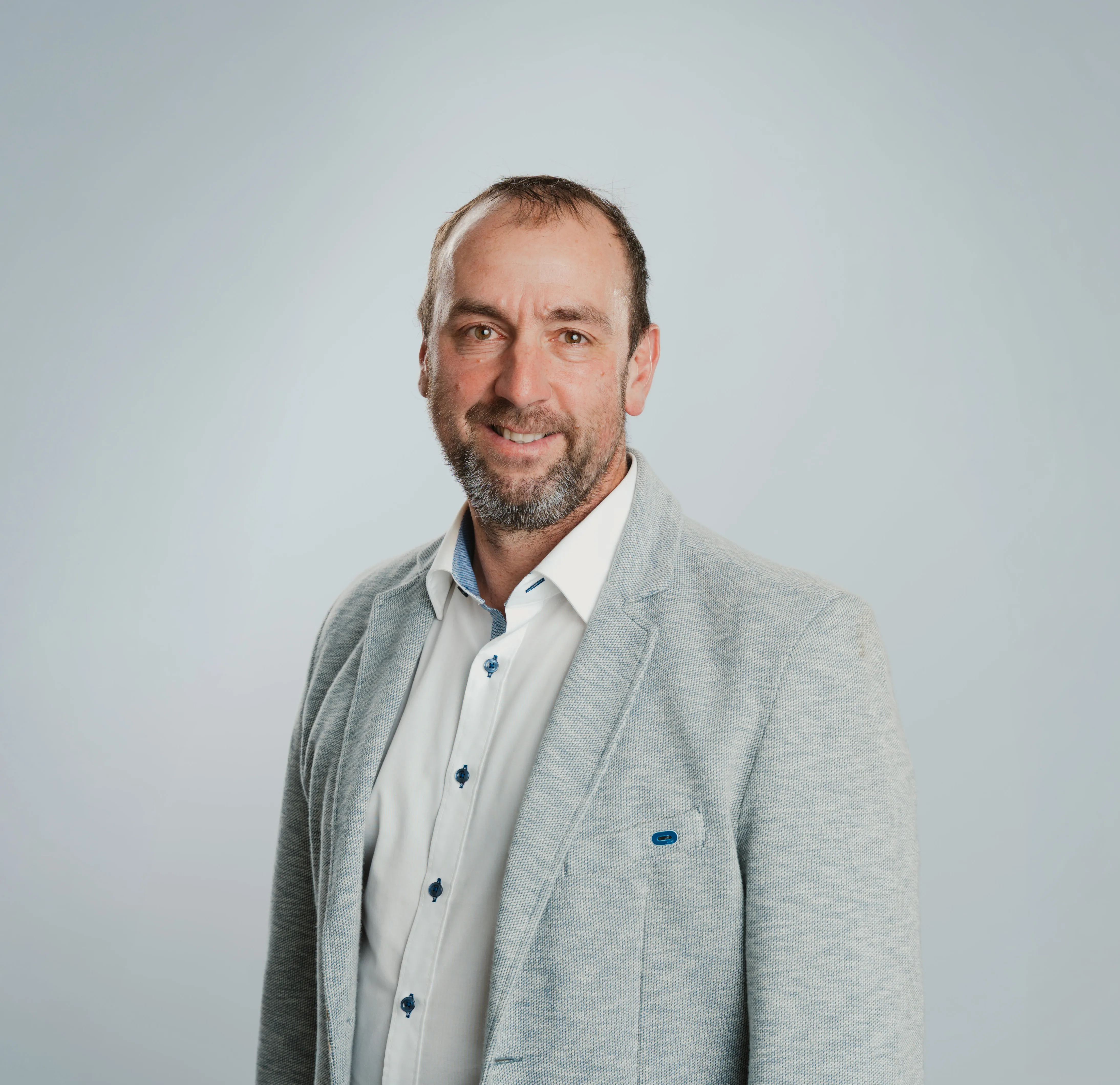 Professionelles Business Portrait — Mann im grauen Blazer, Perlesreut