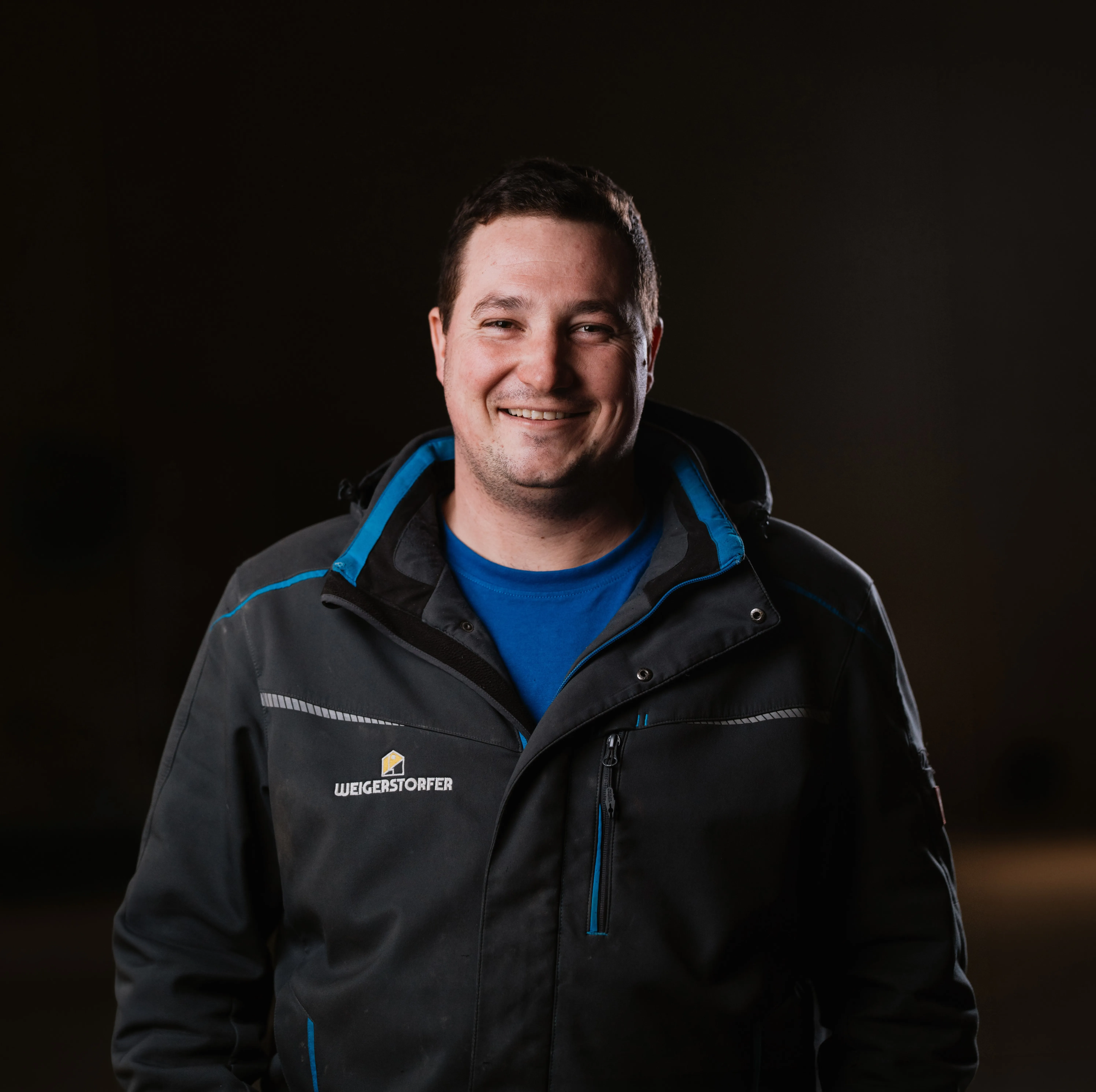 Professionelles Business Portrait — Mann in Weigerstorfer-Jacke, Perlesreut